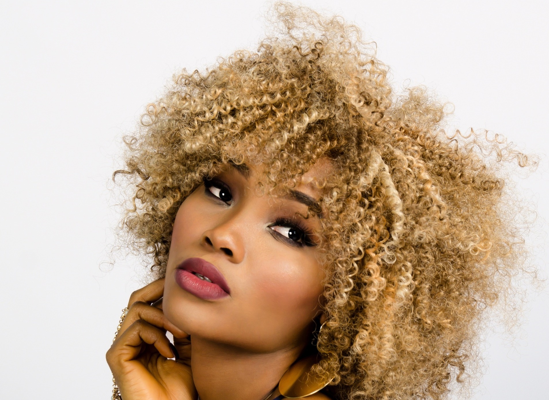 woman-face-curly-hair